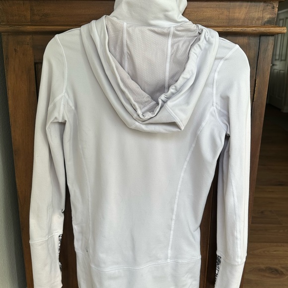 Lululemon size 4 define jacket with hood - Picture 3 of 3